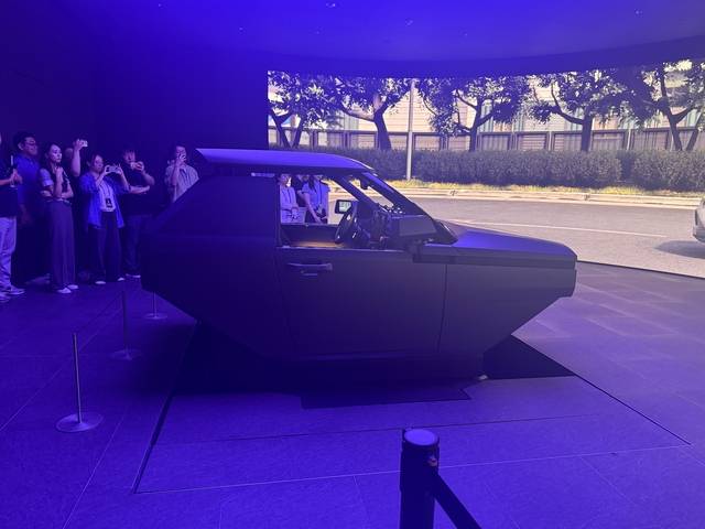 현대차·기아 ‘UX 스튜디오 서울’ 2층 시뮬레이션 룸에 마련된 준중형 세단부터 대형 SUV까지 변형 가능한 가변 테스트 벅에서 UX 주행 테스트를 해볼 수 있다.