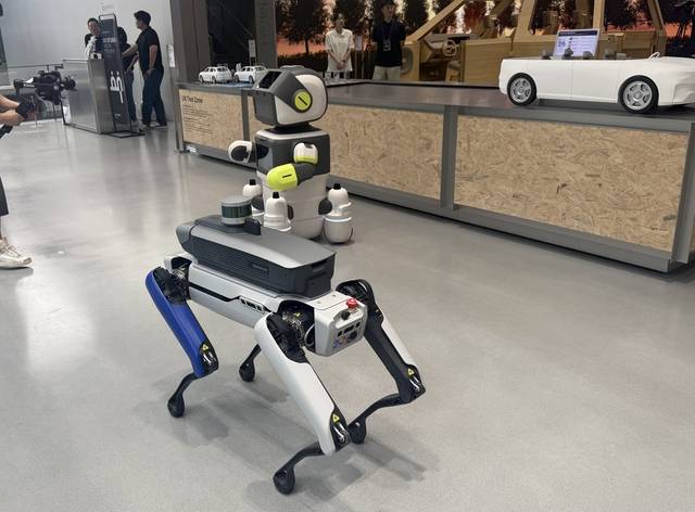 현대차·기아 ‘UX 스튜디오 서울’ 1층에 돌아다니고 있는 로봇개 ‘스팟’과 서비스 로봇 ‘달이(DAL-e)’