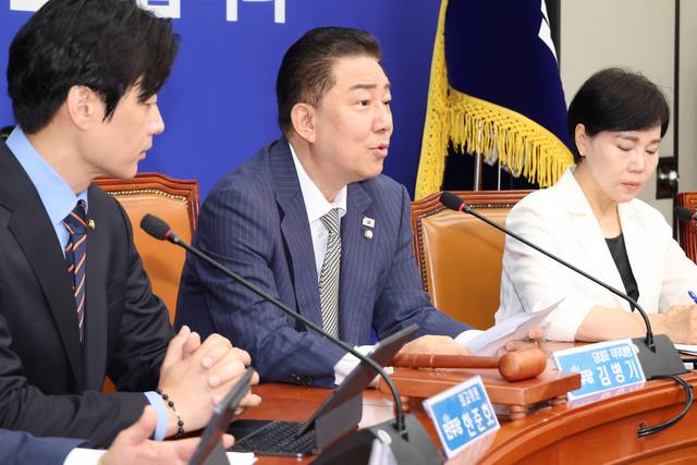 김병기 더불어민주당 당대표 직무대행 겸 원내대표가 2일 국회 본청에서 열린 당 최고위원회의에서 발언하고 있다.<연합뉴스 사진>