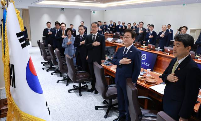 이재명 대통령이 1일 서울 용산 대통령실 청사에서 열린 국무회의에서 국기에 경례하고 있다. 연합뉴스.