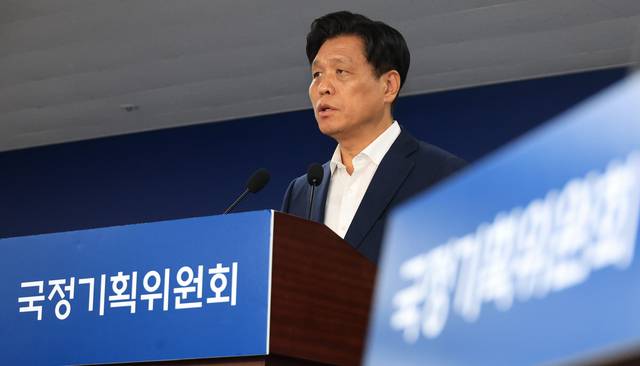 대통령직속 국정기획위원회 대변인인 조승래 더불어민주당 의원이 2일 정부서울청사 창성동별관에 마련된 국정기획위원회 기자실에서 브리핑하고 있다.<연합뉴스 사진>