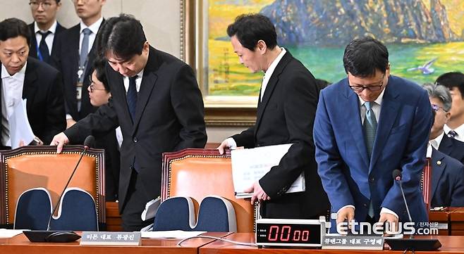 위메프·티몬 미정산 사태에 대한 현안질의가 30일 서울 여의도 국회 정무위원회에서 열렸다. 류화현 위메프 대표(왼쪽부터), 류광진 티몬 대표, 구영배 큐텐 대표가 자리하고 있다. 이동근기자 foto@etnews.com