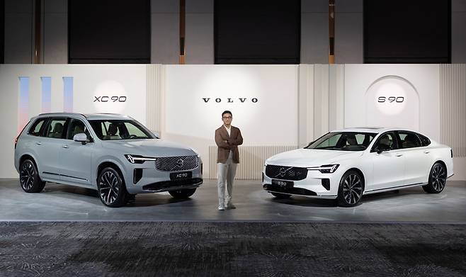 이윤모 볼보자동차코리아 대표가 신형 XC90, S90과 포즈를 취했다.
