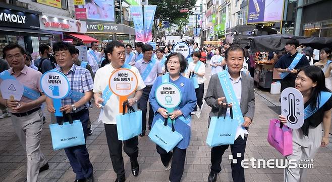 산업통상자원부와 한국에너지공단이 주최한 2025년도 여름철 에너지절약 캠페인 출범식'이 2일 서울 중구 온드림소사이어티에서 열렸다. 환경단체 관계자들이 에너지절약 캠페인 홍보 활동을 하고 있다. 김민수기자 mskim@etnews.com
