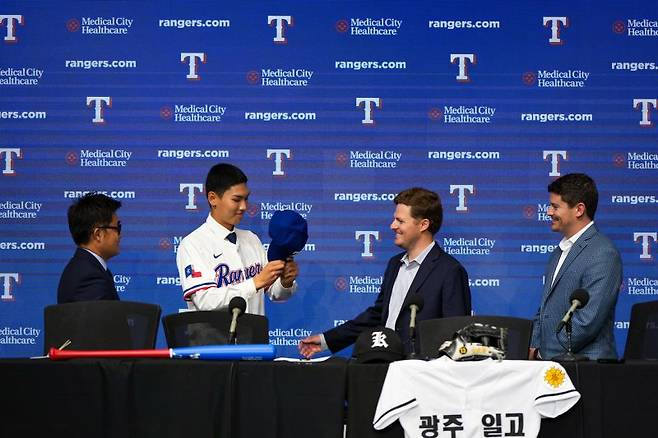 광주일고 투수 겸 내야수 김성준이 18일(현지 시간) 미국 텍사스주 알링턴 글로브 라이프 파크에서 열린 텍사스 레인저스 입단식에서 모자를 쓰고 있다.김성준은 내년 고등학교 졸업 후 텍사스에 합류할 예정이다.뉴시스