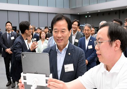 정태호 국정기획위원회 경제1분과장(사진 가운데)이 2일 현대자동차그룹 남양연구소에서 전시물을 관람하고 있다. 국정위 제공