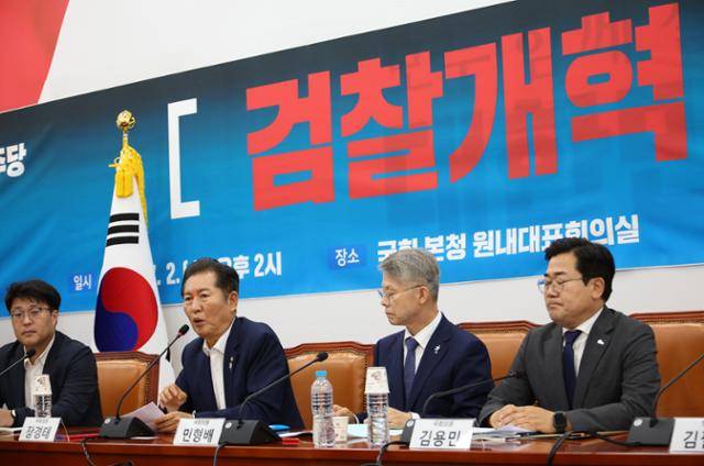 더불어민주당 당대표 선거에 출마한 정청래(왼쪽 두 번째) 의원과 박찬대(오른쪽 첫 번째) 의원이 2일 국회에서 열린 검찰개혁 토론회에 참석했다. 뉴시스