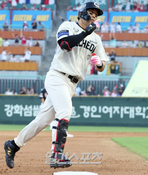 SSG 한유섬이 지난달 22일 인천 KIA전에서 홈런을 때려낸 뒤 베이스를 돌고 있다. 인천=정시종 기자