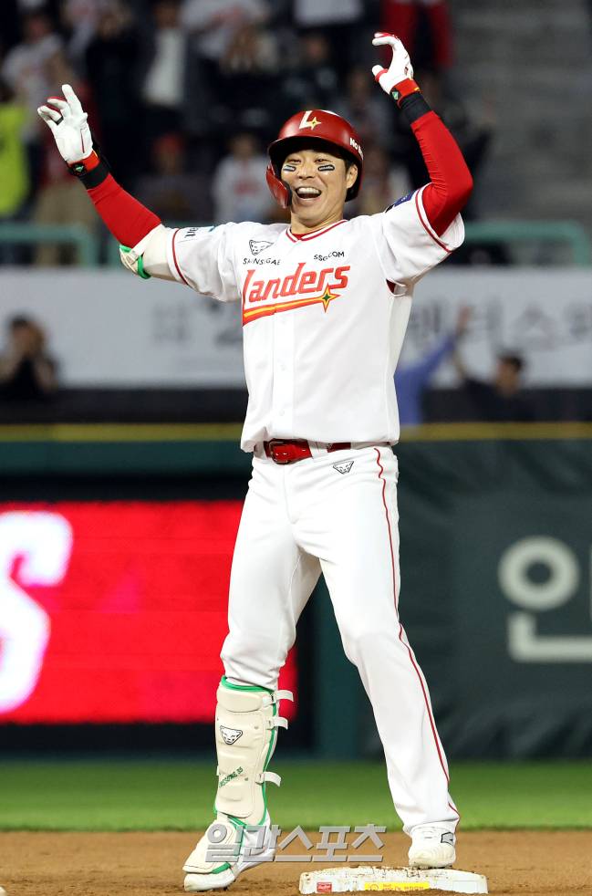 2025 KB0리그 프로야구 SSG랜더스와 NC다이노스의 경기가 13일 오후 인천SSG랜더스필드에서 열렸다. 8회말 무사 1,2루 한유섬이 동점을 만드는 1타점 적시 2루타를 치고 기뻐하고 있다. 인천=김민규 기자 mgkim1@edaily.co.kr /2025.05.13/