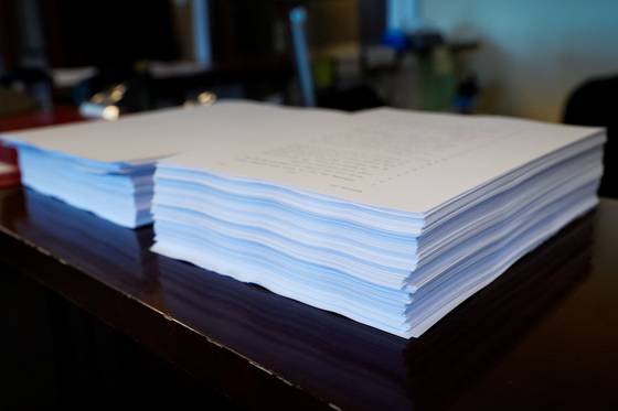 미국 워싱턴 의회 상원 회의실에서 사무원들이 법안을 소리 내어 읽는 동안 책상 위에 도널드 트럼프 미국 대통령의 940페이지 분량의 지출 및 세금 법안 사본이 놓여 있습니다. 로이터=연합뉴스