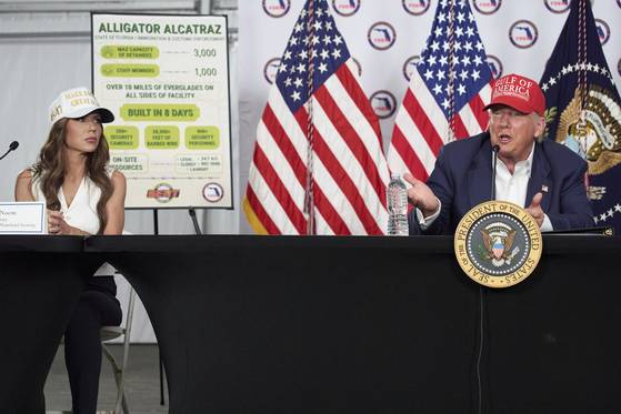 크리스티 놈 국토안보부 장관이 1일(현지시간) 플로리다주 오초피에 설치된 불법 이민자 수용소에서 트럼프 대통령의 발언을 듣고 있다. AP=연합뉴스