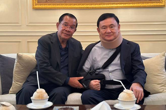 왼쪽 안경을 착용한 인물이 훈센 전 캄보디아 총리, 오른쪽 보호대를 착용한 인물이 탁신 친나왓 전 태국 총리. 지난해 탁신이 훈센을 찾았을 때 찍은 사진이다. '30년 절친'의 우애를 보여주고 있지만, 훈센은 이 사진으로 탁신을 공격하고 있다.(사진 출처 : 방콕포스트)