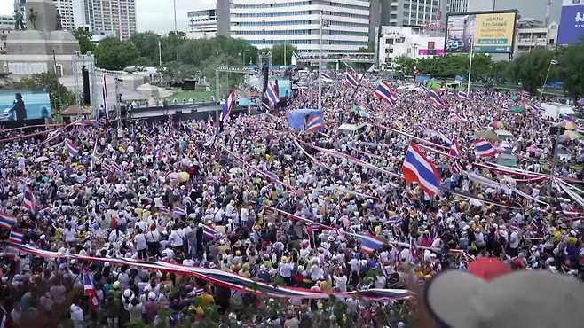 지난달 28일, 태국 방콕 전승기념탑 앞 광장에는 최대 1만 명이 모여 패통탄 총리의 사퇴를 촉구하는 집회를 열었다.(사진 출처 : 로이터)