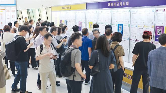 서울시50플러스재단이 1일 을지로 동대문디자인플라자(DDP) 아트홀에서 연 ‘서울시 중장년 일자리 박람회 2025’에서 구직자들이 채용공고 게시대를 살펴보고 있다. 이솔 기자