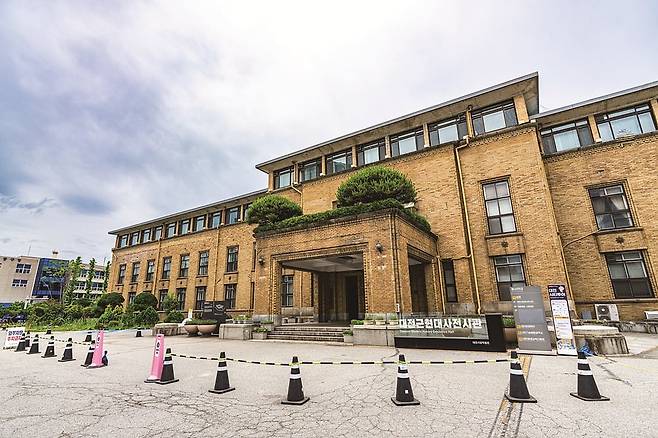 대전근현대사전시관 정문, 뒤로 돌아 주차장과 후문이 자리한다(사진=이효태)