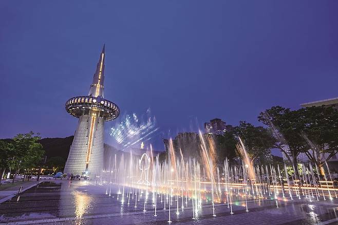 오후8시. 음악분수와 미디어파사드 보러 엑스포과학공원한빛탑(사진=이효태)