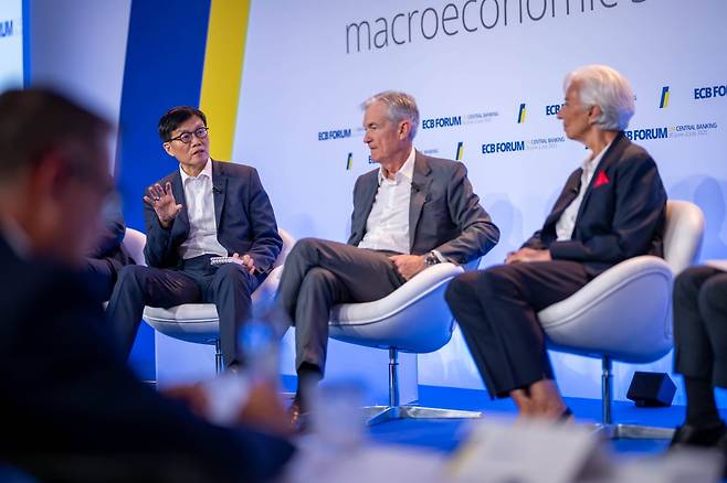 이창용 한국은행 총재(왼쪽 첫번째)가 1일(현지시간) 포르투갈 신트라에서 열린 유럽중앙은행(ECB) 정책 포럼에 참석해 제롬 파월 미국 중앙은행 의장(두번째), 크리스틴 라가르드 ECB 총재(세번째) 등과 대담하고 있다. ECB 제공.