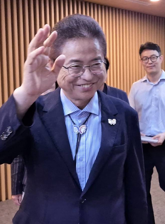 이철우 경북지사가 1일 경북도청 다목적실에서 열린 기자회견에 참석한 기자들에게 손을 흔들어 인사하고 있다. 사진=뉴스1