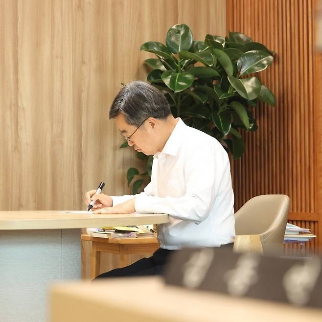 2일 김동연 경기도지사가 집무실에서 1420만 경기도민에게 올리는 글을 페이스북에 올리며 "기회의 경기를 만드는 길에 도민 여러분과 끝까지 함께하겠다"라고 각오를 밝혔다.경기도 제공