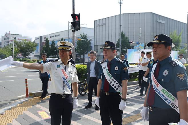 이승협 대구경찰청장(가운데)과 경찰관들이 2일 ‘3대 기초질서’ 위반행위 근절을 위한 기초질서 확립 캠페인을 벌이고 있다. 대구경찰청 제공