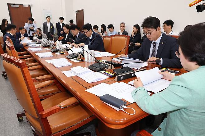 2일 국회 과학기술정보방송통신위원회 정보통신방송법안심사소위원회가 더불어민주당 소속 김현 소위원장 등이 참석한 가운데 열리고 있다. 연합뉴스