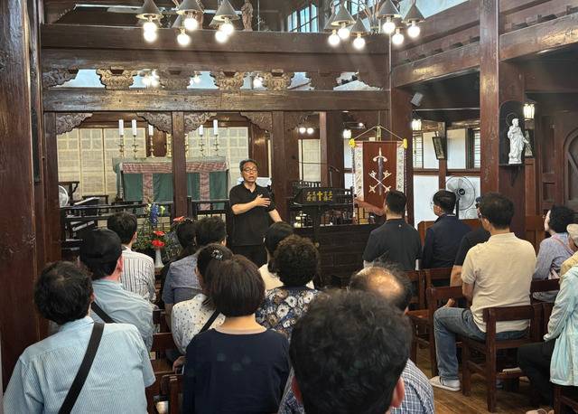 강화 성지순례에 참석한 시각장애인 목회자들과 자원봉사자들이 성공회 강화성당에서 설명을 듣고 있는 모습.