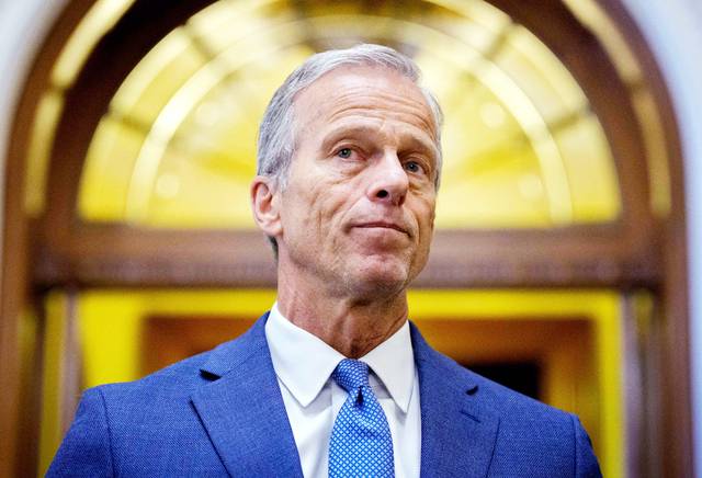 존 슌 미국 공화당 상원 원내대표가 1일(현지시간) 워싱턴DC 연방의회 의사당에서 메가법안이 통과된 뒤 취재진의 질문을 받고 있다. AFP연합뉴스