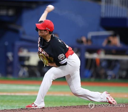 성영탁의 힘찬 투구 / 사진=연합뉴스