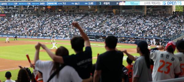 ▲ 5월30일 경남 창원NC파크에서 열린 프로야구 2025 신한 SOL 뱅크 KBO리그 한화이글스와 NC다이노스 경기에서 양 팀 팬이 응원하고 있다. ⓒ연합뉴스