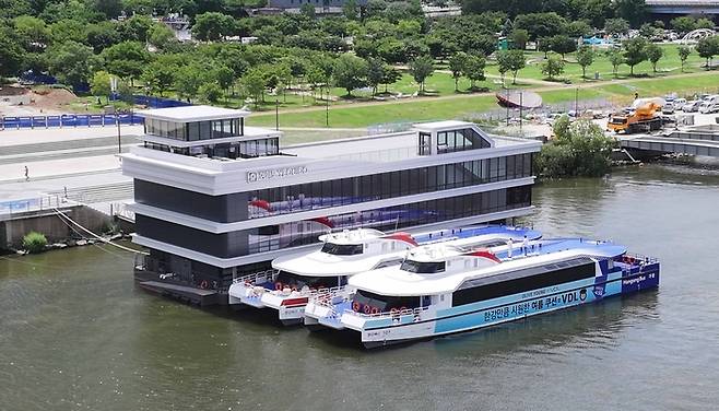 서울여의도선착장에서 운항을 앞두고 대기하는 서울 한강버스. <이승환 기자>