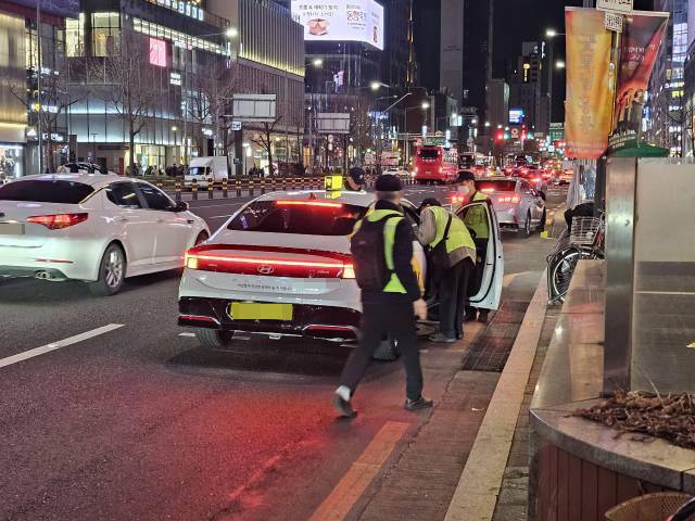 서울시는 외국인도 바가지 요금, 승차거부 등 택시 탑승시 경험할 수 있는 부당 행위를 QR(정보무늬)로 신고할 수 있게 설문 창구를 새롭게 운영하고 인천국제공항과 김포공항 국제선 출국장에서 지속적인 단속을 시행한다고 2일 밝혔다. /사진=서울시