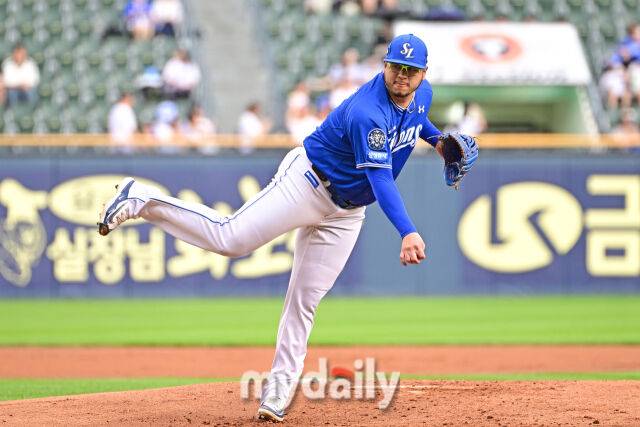 1일 서울 잠실야구장에서 열린 '2025 신한 SOL BANK KBO리그' 삼성 라이온즈와 두산 베어스 경기. 삼성 후라도가 선발투수로 나와 힘차게 투구하고 있다./잠실=한혁승 기자