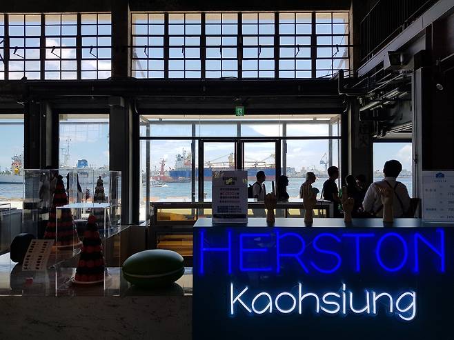 가오슝 항, 배를 기다리는 사람들