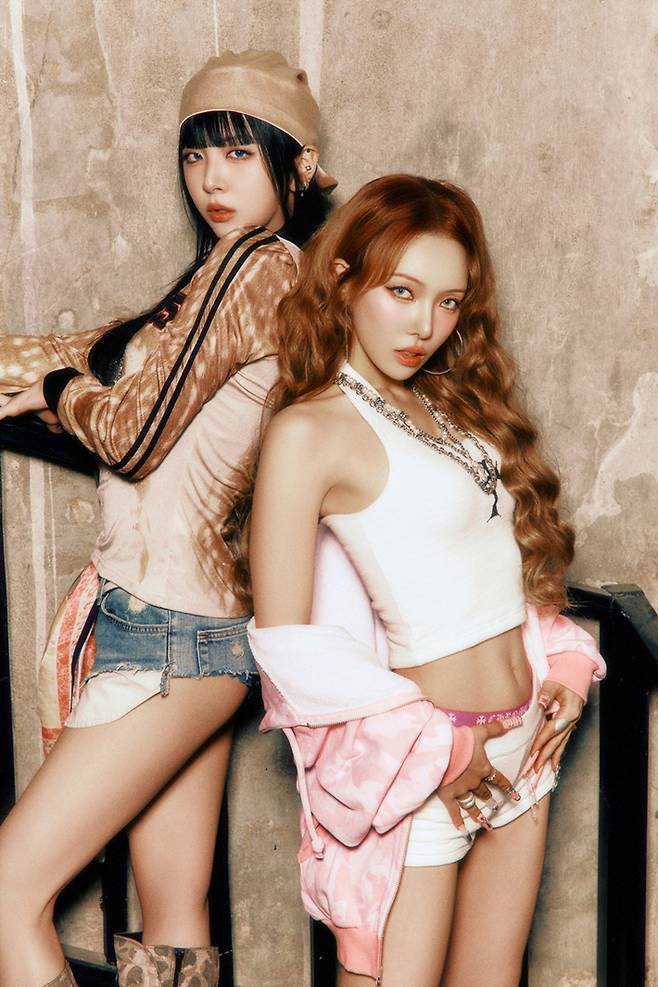 카드 전지우와 전소민. DSP미디어, RBW 제공