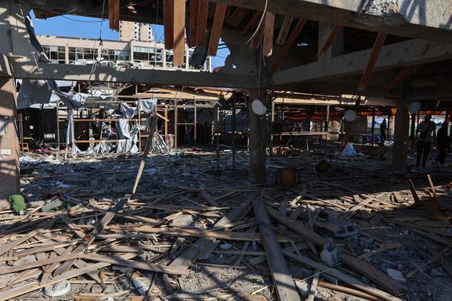 ▲6월30일(현지시간) 팔레스타인인들이 이스라엘 공습으로 파괴된 가자지구 북부 가자시티의 한 카페의 피해 상황을 살피고 있다. ⓒAFP=연합뉴스