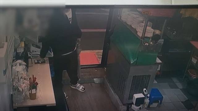 ▲전국을 돌며 영세 식당과 옷가게 등에서 업주의 휴대전화를 훔쳐 계좌정보를 빼낸 뒤 2억 7000만 원을 가로챈 상습절도범이 구속됐다. 피의자가 업주의 휴대전화를 훔치는 모습 ⓒ대전동부경찰서