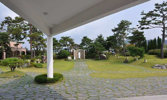 건축가 이일훈의 ‘채나눔’ 철학이 구현된 야외 마당.