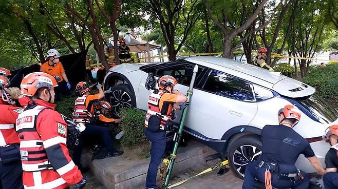 소방관들이 1일 서울 마포구 상암동 사고 현장에서 구조 활동을 벌이고 있다. 마포소방서 제공