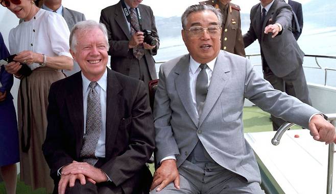 북한의 핵무기 개발에 미국이 제동을 걸고 나서며 한반도에 전운이 감돌던 1994년 6월 평양을 방문한 지미 카터 전 미국 대통령(왼쪽)이 대동강을 운항하는 유람선 위에서 김일성 당시 북한 주석과 대화하고 있다. 두 사람의 회동에서 남북 정상회담 개최 합의가 이뤄졌으나 김일성이 회담을 불과 17일 앞두고 심근경색으로 사망하며 불발에 그쳤다. 세계일보 자료사진
