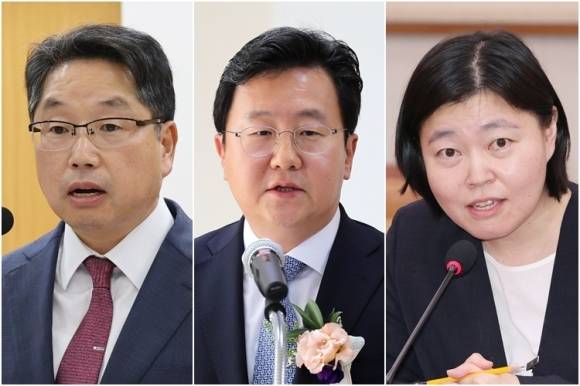 법무부가 1일 이재명 정부의 첫 검찰 고위 간부 인사를 단행했다. 윤석열 정부에서 중용했던 심우정 검찰총장을 비롯해 검찰 고위직들이 잇달아 사의를 표명한 날 주요 보직 인사를 발표했다. 사진은 왼쪽부터 신임 노만석 대검찰청 차장검사, 정진우 서울중앙지검장, 임은정 서울동부지검장. 연합뉴스