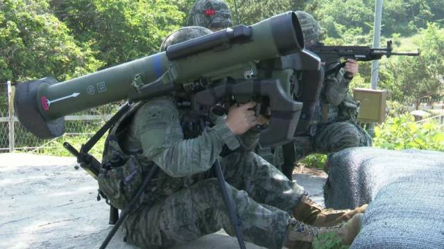 서북도서방어훈련에 참가한 해병대원들이 국산 현궁 대전차미사일 사격훈련을 하고 있다. 사진 제공=해병대사령부