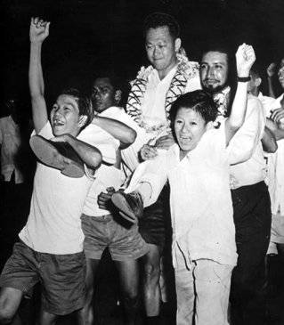 1959년 6월 리콴유 싱카폴 총리가 선거에서 승리하자 지지자들이 그를 업고 거리로 향하고 있다. Gettyimage