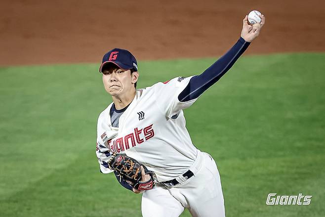 롯데 홍민기가 1일 사직구장에서 열린 LG전에 팀 3번째 투수로 나서 힘차게 공을 던지고 있다. 홍민기는 이날 1.2이닝 무실점을 기록했다. 폭투와 적시타 등을 내줘 힘든 순간을 맞이하기도 했지만, 자신의 공을 끝까지 던지며 롯데 불펜의 미래를 밝게 했다. 사진제공|롯데 자이언츠