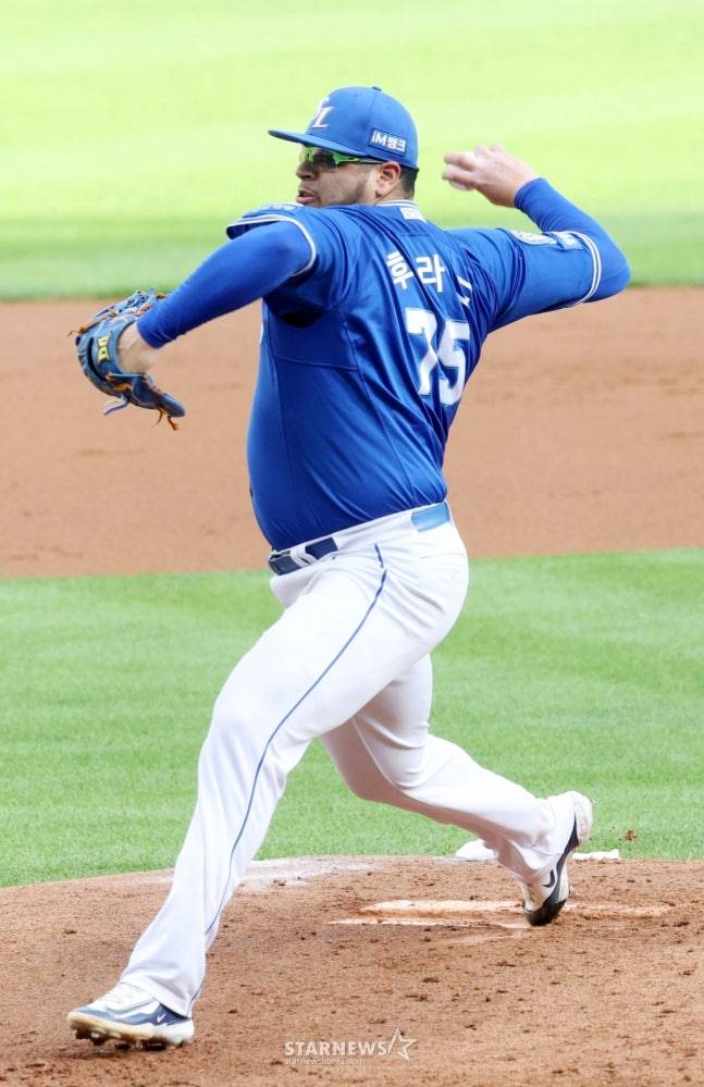 1일 두산전에 등판한 후라도. /사진=김진경 대기자