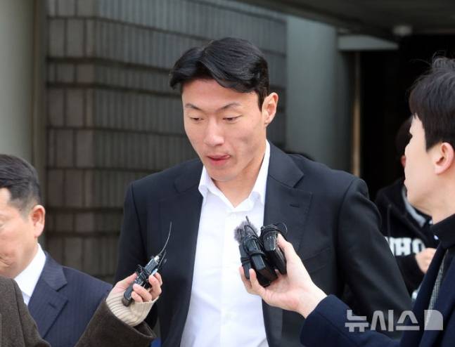 황의조가 지난 2월 서울 서초구 서울중앙지방법원에서 열린 불법촬영 등 혐의 1심 선고 공판을 마치고 이동하고 있다. /사진=뉴시스