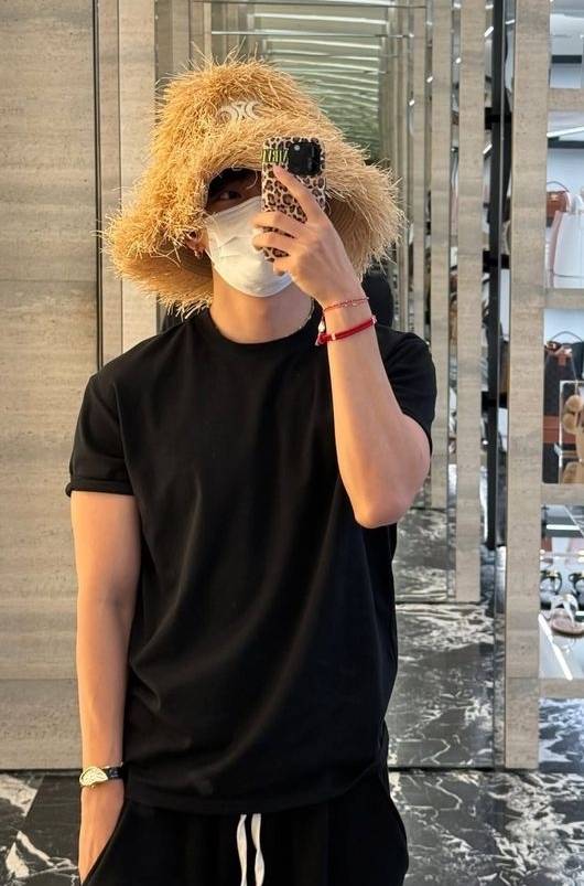 방탄소년단 뷔, 파격 모자 셀카..BTS 앨범 "내년 봄" 대형 스포일러