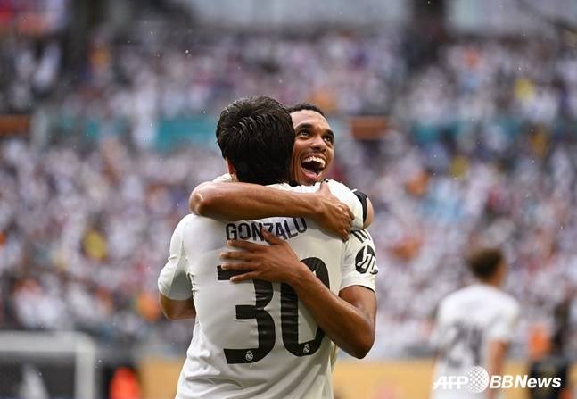 트렌트 알렉산더 아놀드(왼쪽)가 곤살로 가르시아를 안아주고 있다. /AFPBBNews=뉴스1