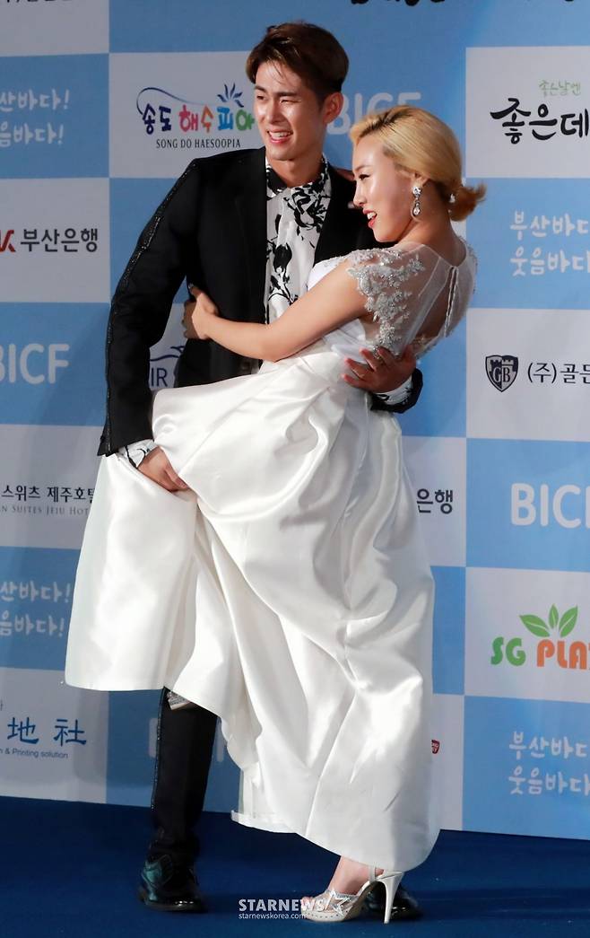 SNS 홍보단 엔조이커플(손민수, 임라라)가 24일 오후 부산광역시 해운대구 영화의 전당에서열린 제6회 부사국제코미디페스티벌 개막식에 참석해 포즈를 취하고 있다.