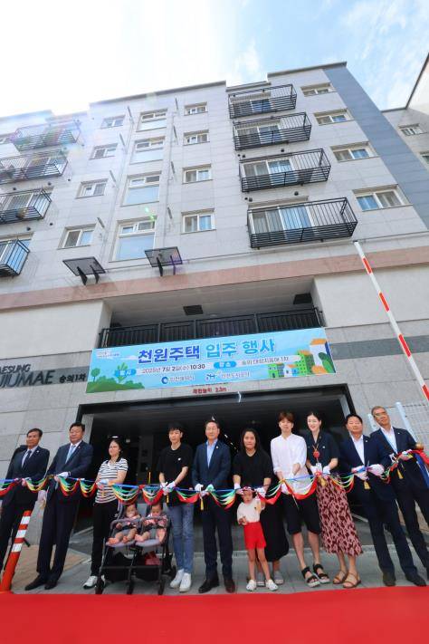 '천원주택 ' 첫 입주 (인천=연합뉴스) 임순석 기자 = 2일 인천 미추홀구 숭의동 한 빌라에서 열린 '천원주택' 입주 행사에서 유정복(왼쪽 다섯번째) 인천시장, 주형환(왼쪽 두번째) 저출산고령사회 위원회 부위원장 및 입주자 가족 등이 테이프를 자르고 있다. 2025.7.2 soonseok02@yna.co.kr