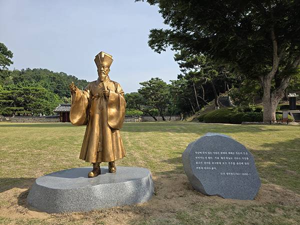 정약용 영정 바탕으로 제작된 동상.